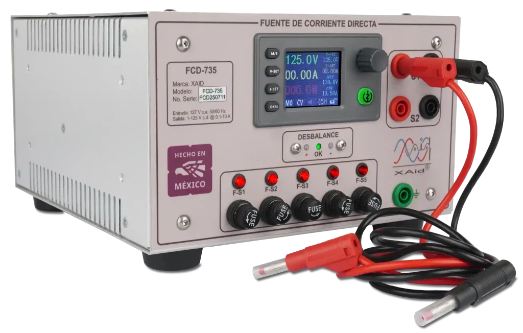 Fuente de corriente directa FCD-735 XAID con pantalla digital, cinco salidas protegidas e indicador de desbalance.